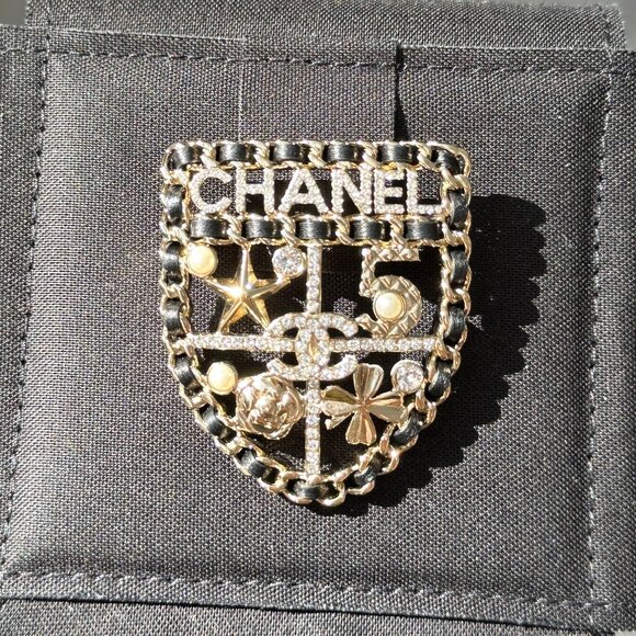CHANEL 2023V GOLDEN CC LOGO BLACK LEATHER CHAIN SHIELD BROOCH PIN CHARM - Picture 11 of 16